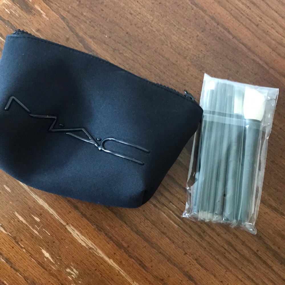 Brand New travel size Mac Brushes Comes with bag.